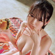 “高校退学”で話題のグラエンサー・ちーまき、まだまだ恥じらい抜けきれない19歳のグラビア