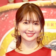 なぜそこにフルーツが……小嶋陽菜、“本日発売”写真集オフショで魅惑の胸元