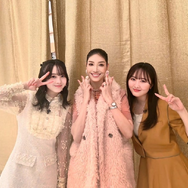アンミカ、本田望結・紗来姉妹とピースサインで3ショット！ 番組収録のオフショットを公開