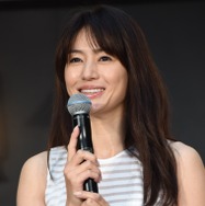 井川遥、レアなショーパン姿で“48歳”の生脚あらわ「20代並みの美脚」「まるで少女の様です」