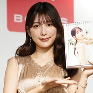 雪平莉左、新作カレンダーで胸元を大胆露出「鎖骨が見えたりしてセクシー」