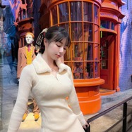 くりえみ、体のライン強調のぴったりミニワンピ姿披露