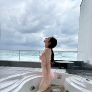 あのん、海沿いのサ活ショットで“眼福”美ボディ！