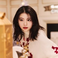 「素敵すぎ」出口夏希、シャネルのクリスマスニット姿が好評