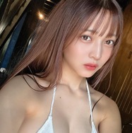 黒嵜菜々子、“おとななこ”な白ビキニ姿！ カレンダーオフショで美バストあらわに