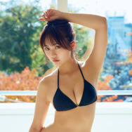豊田ルナ、過去最高にアンニュイ＆クールなグラビア披露