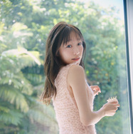 須田亜香里、最新写真集の“オフショ動画”が超セクシー！ あみあみニットを捲り上げて……