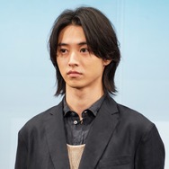 山﨑賢人、人気女優とのLAオフショが「美男美女すぎる」と話題