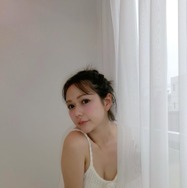 村重杏奈、“柔らかボディ”覗くキャミソール姿に!『ViVi』オフショット公開