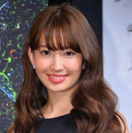 小嶋陽菜、パツパツTシャツ×超美脚デニムで神スタイル披露