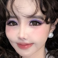 豊満な胸元にも注目…整形説や顔の変化ばかりが先行して語られてきた韓国アイドル、華やかビジュ【PHOTO】