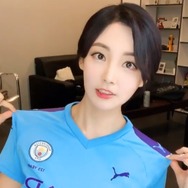 横浜FM対アル・ナスルの裏で…韓国女子アナ、ロナウドからサインもらってご満悦「ファンサがスイート！」【PHOTO】