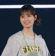 東京カレンダー、ケーキを堪能する小坂菜緒カット公開