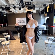 Iカップ現役慶應生・工藤梨菜、圧巻の純白ビキニ姿で“ご報告”！「このたび…」