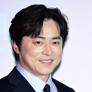 女装で『百想』最優秀演技賞も受賞…俳優チョ・ジョンソク、2025年最も影響力のある男優に！