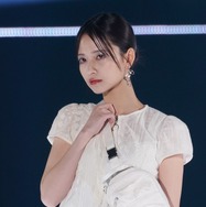 乃木坂46・金川紗耶、“春風”感じるミニ丈×お散歩コーデ！