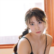 元SKE48・荒井優希、ランジェリー姿で挑発的な表情…1st写真集『無敵の素顔』先行カット第2弾