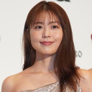 有村架純、美脚×ミニワンピ姿でロエベ周年イベントへ！「すべてが美しい」「こんなん無敵やん…」