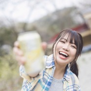 キャンプ女子・たにりかの“たわわ”際立つ乾杯ショット！ 入浴姿やほろ酔い姿も