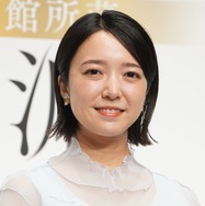 上白石萌音、胸元があいた大胆ドレスで美デコルテ披露「素敵な衣装」「綺麗過ぎ」