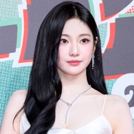 “ほぼ下着”衣装が話題を集めたaespa・ニンニン、胸元ざっくりドレスで大人な魅力全開！【PHOTO】