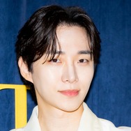 2PM・ジュノ、白Tにジーンズの王道“彼氏風ルック”でファンを虜に！スペインへ出国【独自写真】