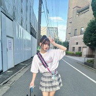 黒嵜菜々子、ミニスカ&ハイソックスの“JKコーデ”が可愛すぎる！