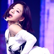 アイドルとは思えない大胆露出…KISS OF LIFE・ジュリー、みぞおちまで開いた深Vネック姿に騒然【PHOTO】