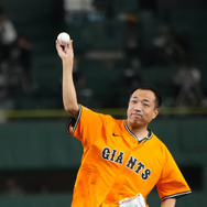 ナイツ、東京ドームの巨人×日本ハム戦で始球式に登場！ 塙「練習の成果が出ました」