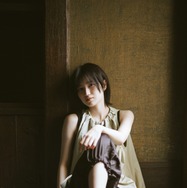 櫻坂46・的野美青、洋館で魅せる凛とした表情に釘付け！『B.L.T.8月号』の表紙を飾る