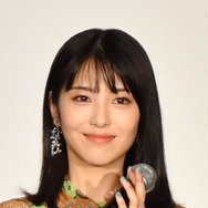 浜辺美波の透明感が半端ない！最新写真集『25』の表紙解禁にファン悶絶