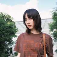 のん、鋭い流し目の私服ショットに反響続出！ 「かっこいい」「完全に惚れました」