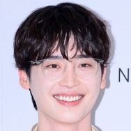 俳優イ・ジョンソク、主演ドラマ『瑞草洞＜ソチョドン＞』で共演女優と甘々な空気感…ポスター公開