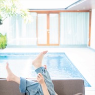 SKE48・鎌田菜月、脱ぎかけデニムから美尻あらわに！1st写真集の再重版決定で追加カット公開