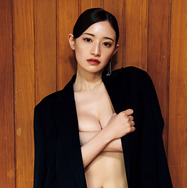 中田花奈、美バストをぎゅっと抱きしめ…2nd写真集『掻き立てる』重版決定