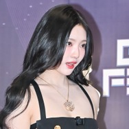 “ほぼ下着”衣装が話題に！aespa・ニンニン、グラマラス体型あらわな衝撃ビジュアルに反響「服着て…」【PHOTO】