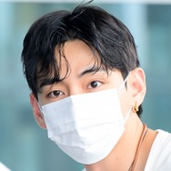 日本の次は仏へ　BTS・Vが清潔感あふれる姿で空港に登場　長袖越しにも伝わる鍛え上げた体【PHOTO】
