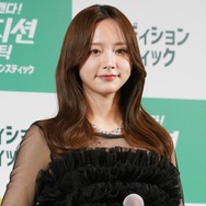 森香澄、ベッドで美太ももを大胆露出...裸足ショットがたまらない！