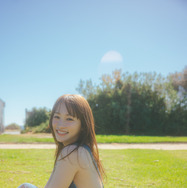 川栄李奈、オーバーオールから美肌＆水着チラ見せ！