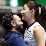 “バレー女帝”が日本に!? ポーランド代表監督とのアツい2ショット公開