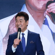 五木ひろし、慢性閉塞性肺疾患および気管支炎と診断...明治座公演は19日まで休演