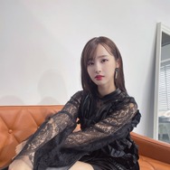 元STU48・沖侑果、モノトーンコーデの大人衣装で美脚ちらり！