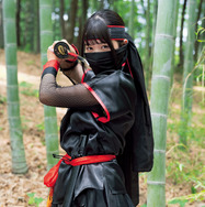 南みゆか、太ももがセクシーな「ミニスカ忍者」に変身！『週刊SPA!』表紙を飾る