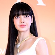 ヒップラインもあらわに…BLACKPINK・リサ、“ハイレグ級”の激ミニパンツ姿で圧巻スタイル披露【PHOTO】