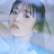 超ときめき♡宣伝部・坂井仁香、2nd写真集が発売決定！美谷間のぞくチューブトップのビジュアルを披露