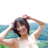 “グラビア界の超新星”榎原依那、モノトーン水着で圧巻グラビア！『FLASH』初登場でいきなり表紙に