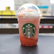“完熟桃”の甘さが広がる！本日発売のスタバ新作「ヘブンリー ピーチ フラペチーノ」を実食レポ！
