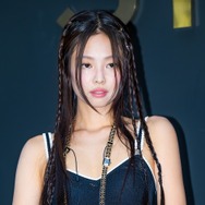 見えちゃいそう…BLACKPINK・ジェニー、スリップドレスで大胆ポーズ「歴代級」「すごすぎる」【PHOTO】