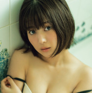 元SKE48・北野瑠華、水着姿で美谷間見せ！『グラぱらっ！』コラボ写真集表紙が公開