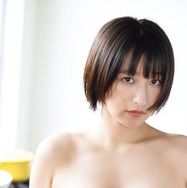 榎原依那、自慢の豊満美バストを大胆披露！巻頭24P撮りおろし！